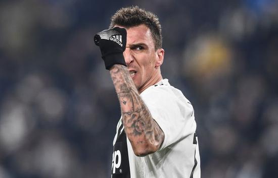 Los jugadores de fútbol que contribuyen desinteresadamente al equipo seguirán decepcionados por el equipo